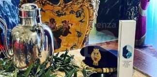 La Polizia di Stato consegna anche a Ravenna l’olio del “Giardino della Memoria”