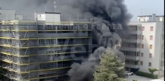 Incendio in un cantiere edile a Lido Adriano. Distrutte due auto, evacuato lo stabile | FOTO