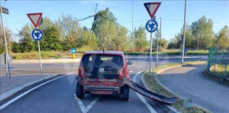 Con tre volte il tasso alcolemico nel sangue ‘scavalca’ lo spartitraffico e sperona un’utilitaria