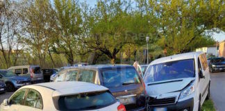 33enne aveva quattro volte il tasso alcolemico nel sangue, colpisce sei auto in sosta