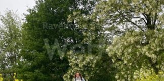 Le negano lo smart working, va al lavoro a cavallo