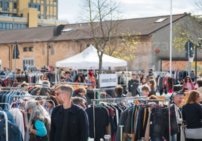 avventori-piazzale-alamgia-garage-sale-dario-procopio