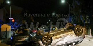 Drammatico incidente nella notte, due auto si scontrano ed una si ribalta, due i feriti