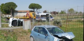 Incidente in via Canala: una Tesla finisce nel fosso. Due i feriti