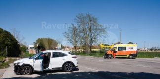 Scontro fra un’auto e uno scooter in via Romea Nord: un ferito al Bufalini