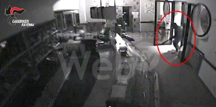 ladro negozio Modificata