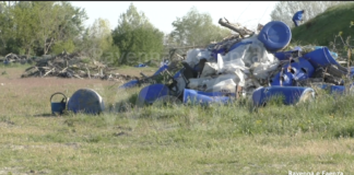 Montagne di rifiuti nell’argine del Lamone