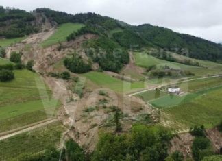 Casola Valsenio: Frana caduta da Valbianchino sulla SP306