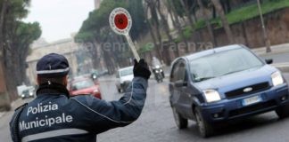 Fugge all’Alt della Polizia perché sul furgone aveva l’amante