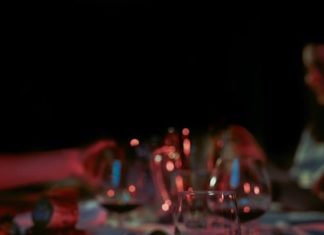 Ragazzi ciechi e ipovedenti camerieri della “Cena al buio” per raccogliere fondi per la cucina popolare