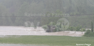 L’area del campo sportivo di Brisighella invasa dal Lamone. Esonda il Marzeno, l’acqua in via Cimatti