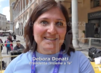 Piazza piena per un gioco per tutti