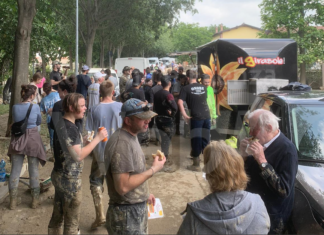 400 pizze per i volontari: nonostante la pizzeria distrutta, Il Girasole non si ferma