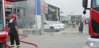 Ravenna, incendio in concessionaria: auto elettrica prende fuoco