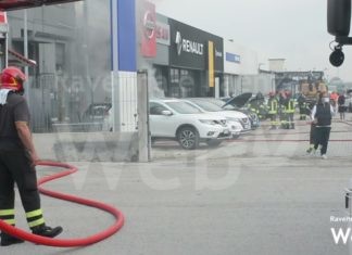 Ravenna, incendio in concessionaria: auto elettrica prende fuoco