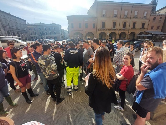 ritrovo volontari mattino piazza - 1