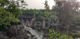 Una grande breccia nell’argine del Lamone a Formellino