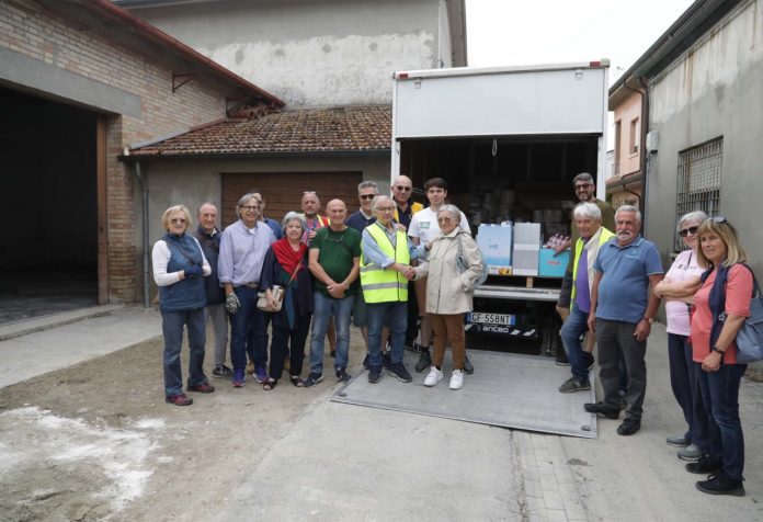 03–06-2023- ravenna; maltempo alluvione; emergenza; abitato di fornace zarattini nuovo centro raccolta materiale per alluvionati inaugurazione con tanto materiale arrivato da matera con i lions ravenna bizanzio e il comitato cittadino di fornace zarat