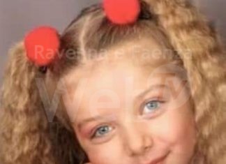 Bambina morta in mare a Lido di Classe: due indagati per omicidio colposo