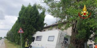 Mordano: camper contro un albero, muore 41enne