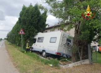 Mordano: camper contro un albero, muore 41enne