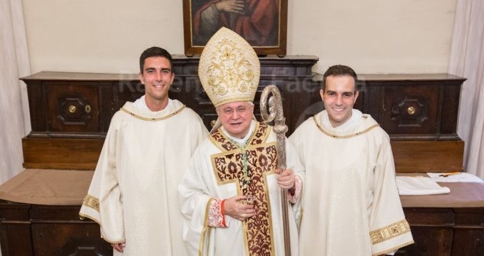 Ghirotti (sx) e Babini (dx) col vescovo mario toso