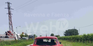 Ubriaco al volante, tampona due auto ferme. Nei guai un 39enne