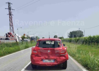 Ubriaco al volante, tampona due auto ferme. Nei guai un 39enne