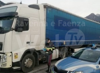 Camionista ubriaco travolge a tutta velocità i cartelli del cantiere sull’Adriatica