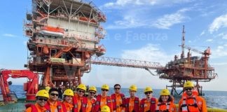 Gli studenti in Offshore engineering sulla piattaforma Eni Garibaldi C