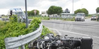 Grave incidente tra auto e moto, ferito motociclista