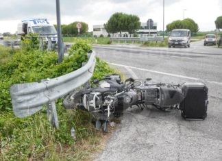 Grave incidente tra auto e moto, ferito motociclista