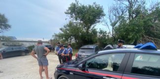 Marina Romea: turista rapinato, tenta di fermare i ladri aggrappandosi all’auto dei malviventi, ma cade. Ferito lievemente