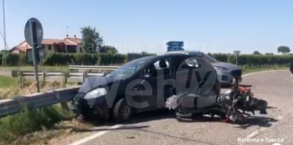 Scontro auto-moto all’incrocio per Cassanigo: un giovane al Bufalini