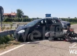 Scontro auto-moto all’incrocio per Cassanigo: un giovane al Bufalini