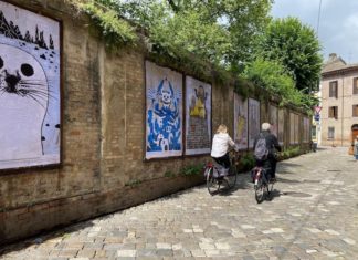 In via Zirardini la mostra di manifesti dedicati al Ravenna Festival con le opere di Nicola Montalbini
