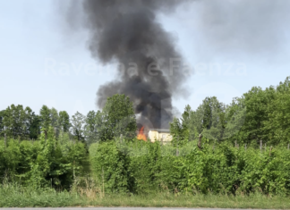 Incendio alla discarica di rifiuti dell’alluvione a Mezzano