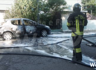 Lancia una molotov e distrugge un’auto. Un altro incendio in via Cesari