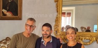 Noa in visita alla Rocca dopo il concerto all’alba sul monumento a Baracca