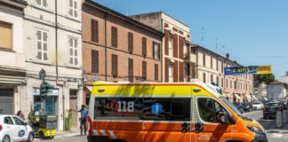 Faenza. Grave incidente tra automobile e scooter: ferita postina trasferita in ospedale