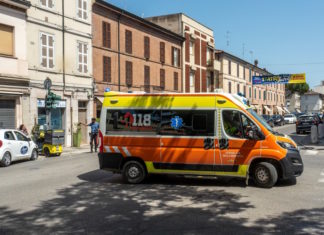 Faenza. Grave incidente tra automobile e scooter: ferita postina trasferita in ospedale