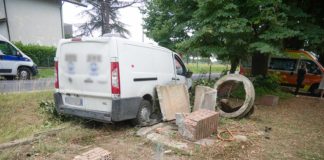 Grave incidente: furgone finisce fuoristrada, due feriti