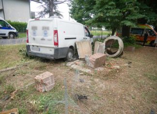 Grave incidente: furgone finisce fuoristrada, due feriti