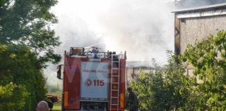 Capannone in fiamme, intervengono i Vigili del Fuoco