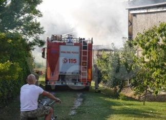Capannone in fiamme, intervengono i Vigili del Fuoco