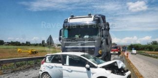 Incidente tra un camion e tre auto in via Classicana. Due feriti. Stada chiusa al traffico