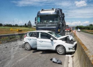 Incidente tra un camion e tre auto in via Classicana. Due feriti. Stada chiusa al traffico