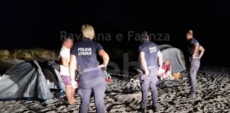 Campeggio e falò in spiaggia, la Polizia locale di Ravenna sanziona 5 persone | FOTO