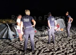 Campeggio e falò in spiaggia, la Polizia locale di Ravenna sanziona 5 persone | FOTO
