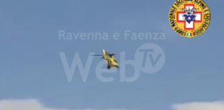 Bagnante in difficolta, interviene EliRavenna. Medico e infermiere si calano da 70 metri d’altezza | VIDEO